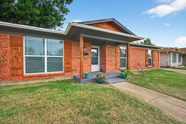 Building Photo - 112 S Wood Ave