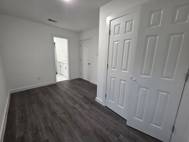 Building Photo - Stunning Duplex with Garage & Modern Finishes