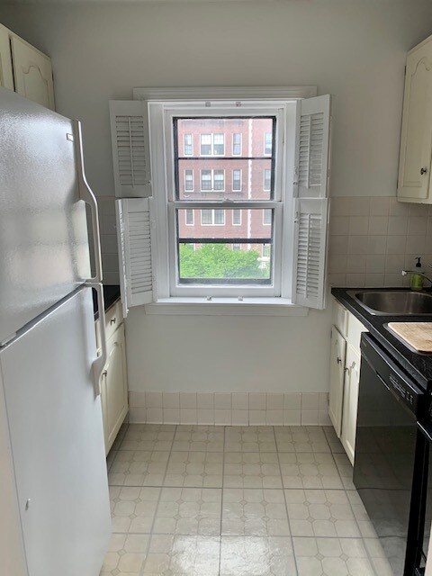 Building Photo - 392 Beacon St