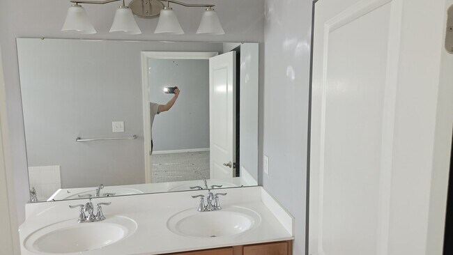 Building Photo - 607 N Atwater Dr