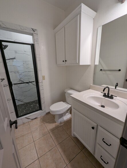 Master bath - 13715 Oxford Dr