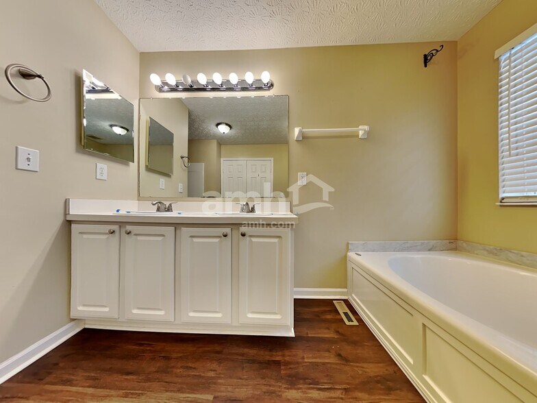 Building Photo - 2490 Delowe St