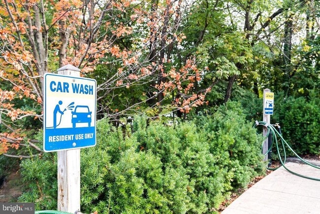 Building Photo - 8350 Greensboro Dr