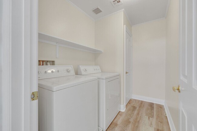 Building Photo - Gorgeous home with new flooring throughout and a Community Pool!