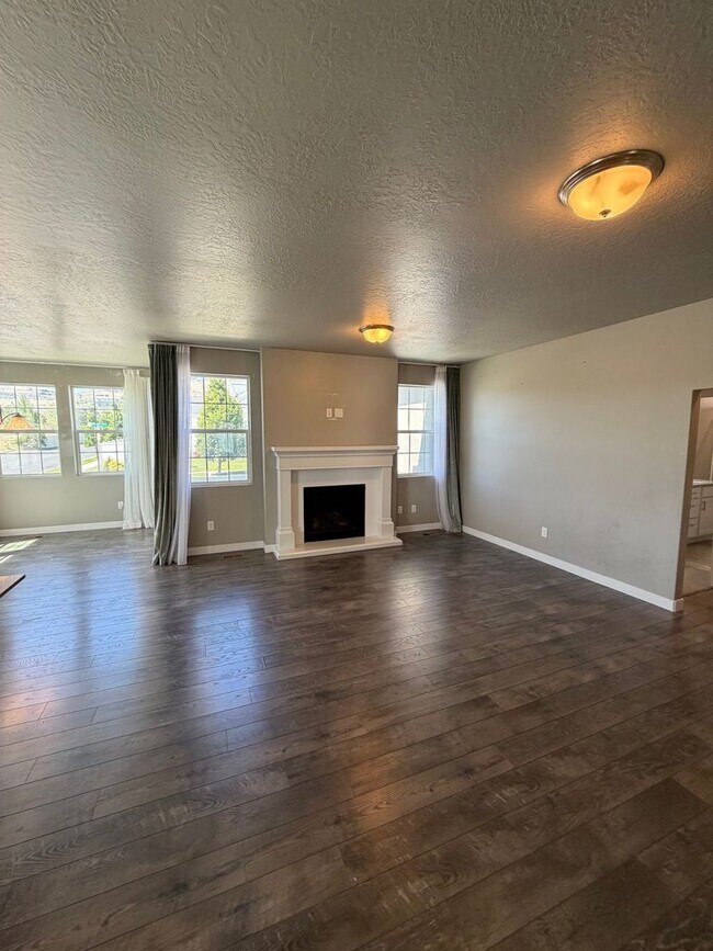 Building Photo - Beautiful 5-Bedroom Home in Lehi - Plenty of Storage!