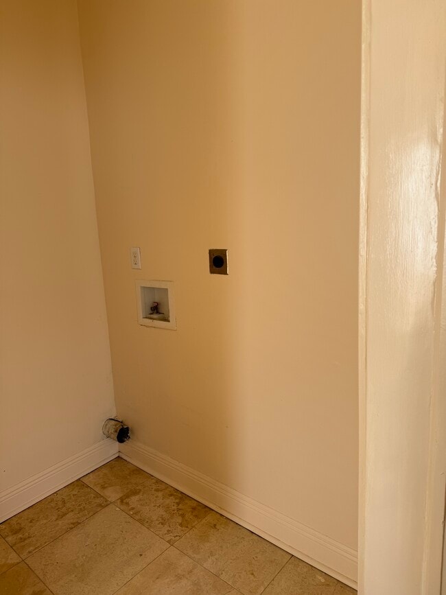 Building Photo - 2118 7th St