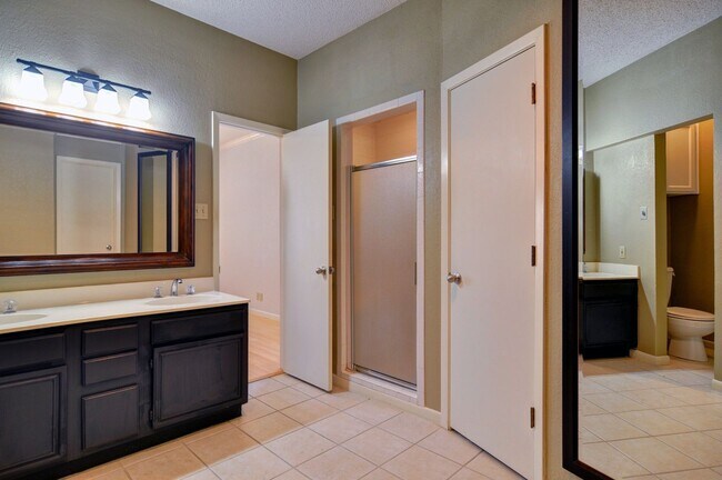 Building Photo - 3 Bedroom Home - Ridglea Country Club Estates