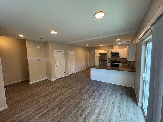 Building Photo - Brand New 3 Bed / 2.5 Bath Duplex! $250 Am...