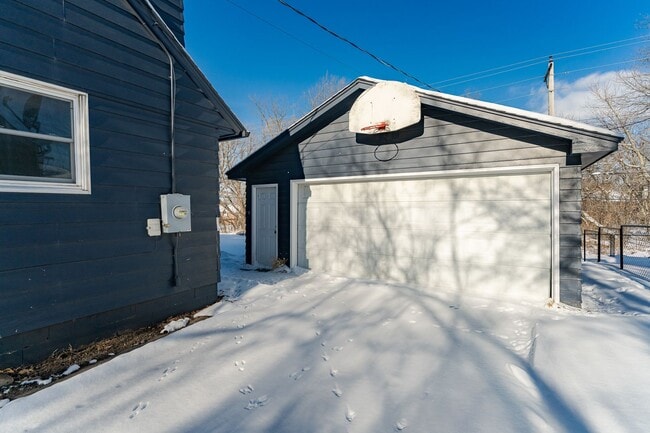 Building Photo - Updated 5 Bed, 2 Bath Home Near Churchill Elementary Available Now