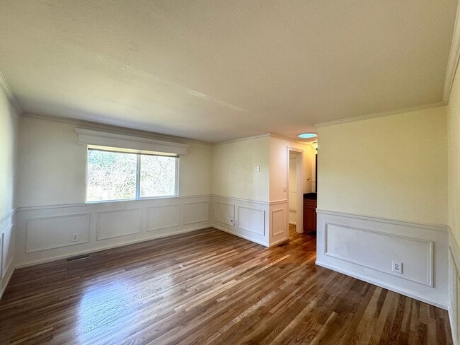 Building Photo - Stunning Bellevue Home with Lush Gardens & Prime Location
