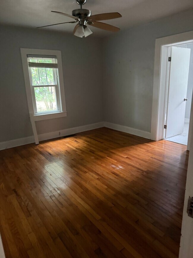 Building Photo - 105 Glenview Dr