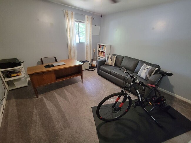 Building Photo - 2 Bed, 2.5 Bath Condo Available in Greenville