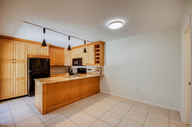 Building Photo - 2414 24th Ct