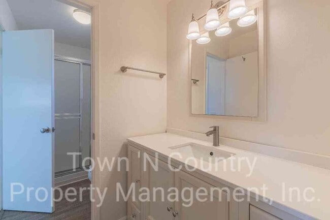 Building Photo - 3 Bedroom, 2 Bath Creekside Condo Available Now!