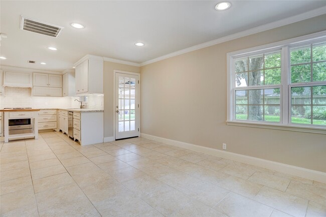 Building Photo - 9829 Larston St