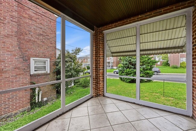 Building Photo - 309 W 38th St