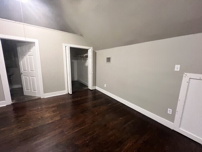 Building Photo - 300 W Dexter Dr