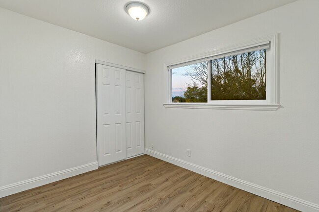 Building Photo - 804-810 Springs Rd