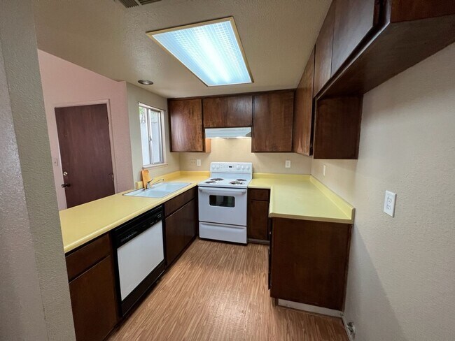 Building Photo - Floyd Ave - Duplex