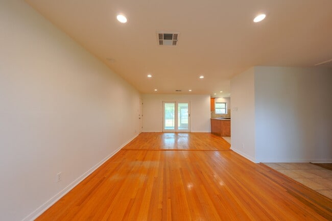 Building Photo - 10038 Lazy Oaks St