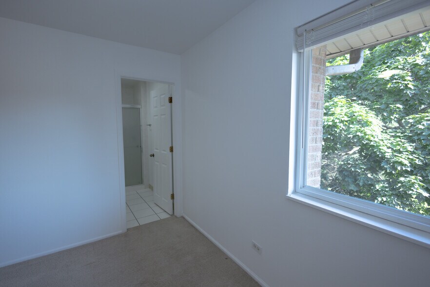 Building Photo - 930 Beau Dr