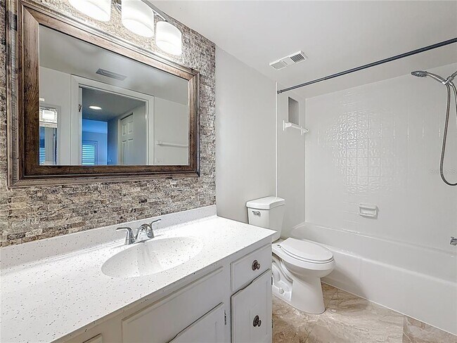 Building Photo - 106 1st St E