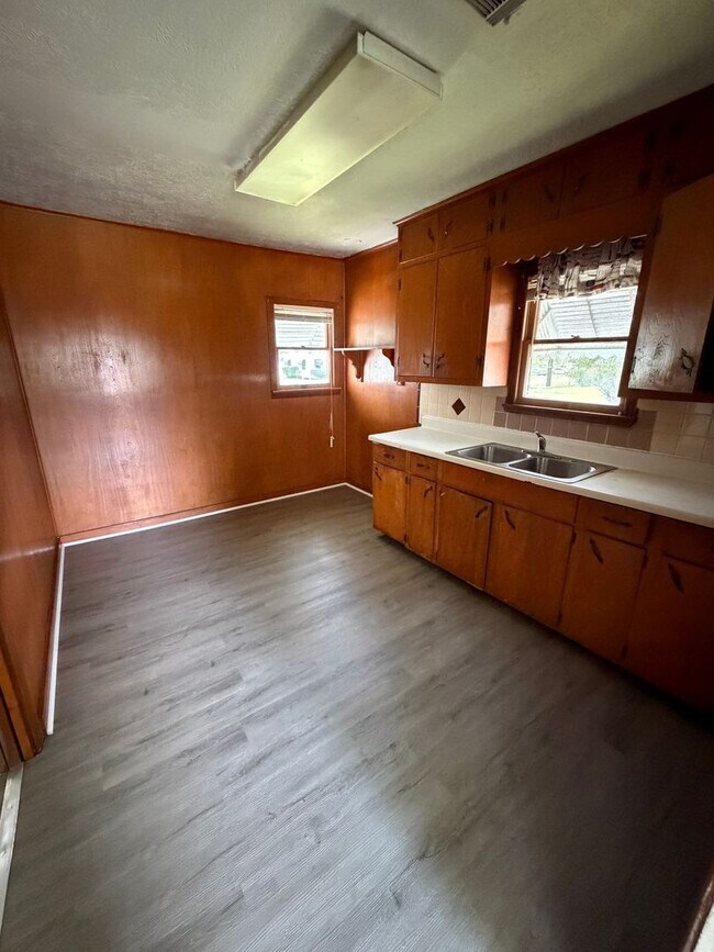 Building Photo - Charming 3 Bed, 1 Bath newly renovated home.