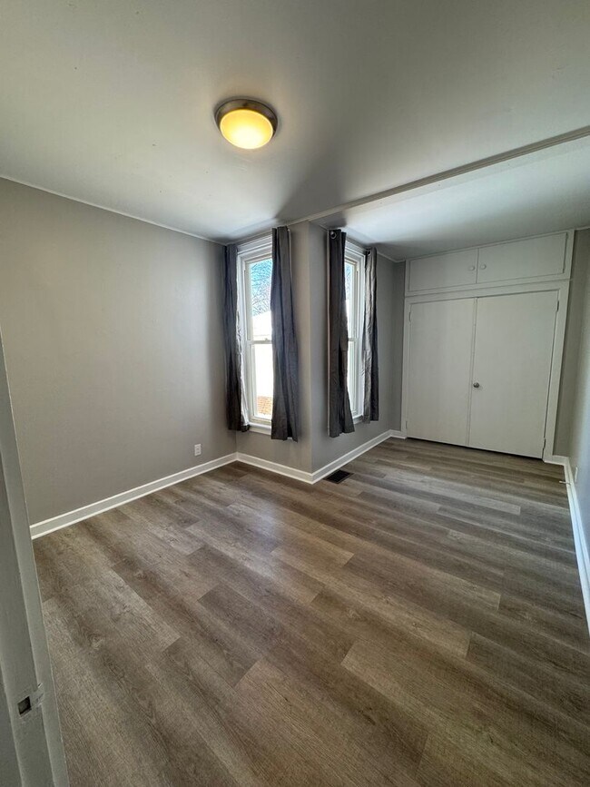 Building Photo - 3 bedroom/1 bedroom