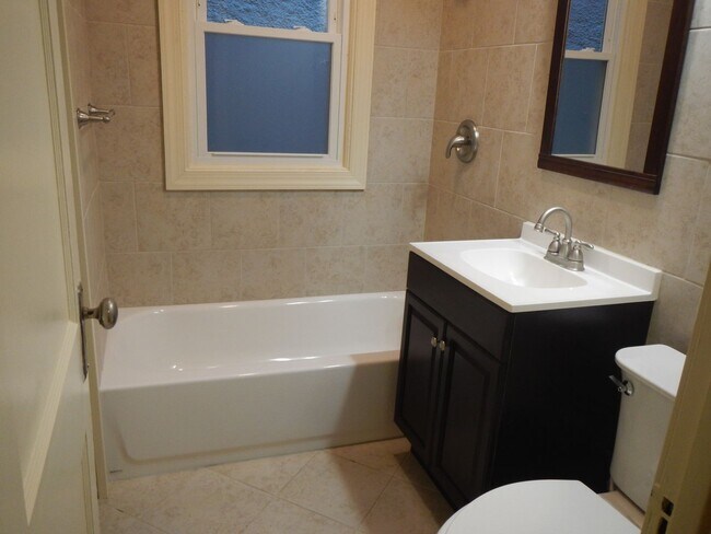 Building Photo - Newly Renovated Bright 2nd Floor Flat - 6/...