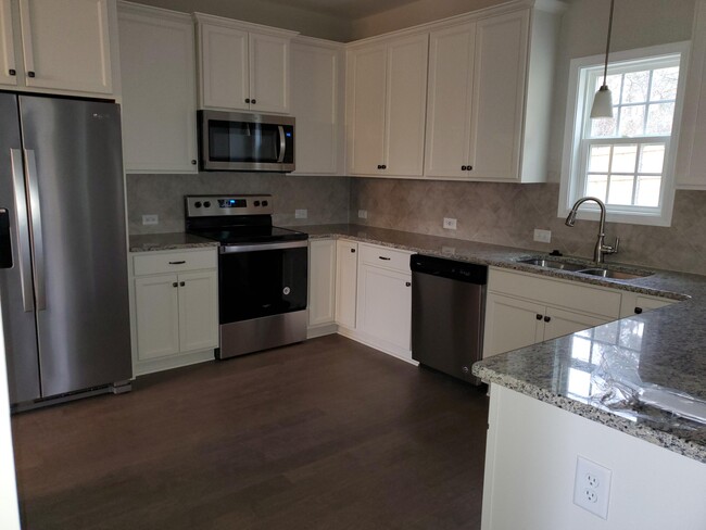 Building Photo - 560 Hampstead Pl
