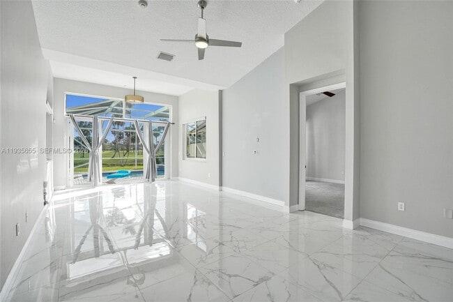 Building Photo - 652 W Palm Aire Dr