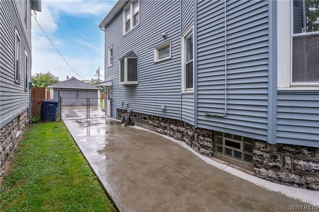 Building Photo - 238 Saranac Ave