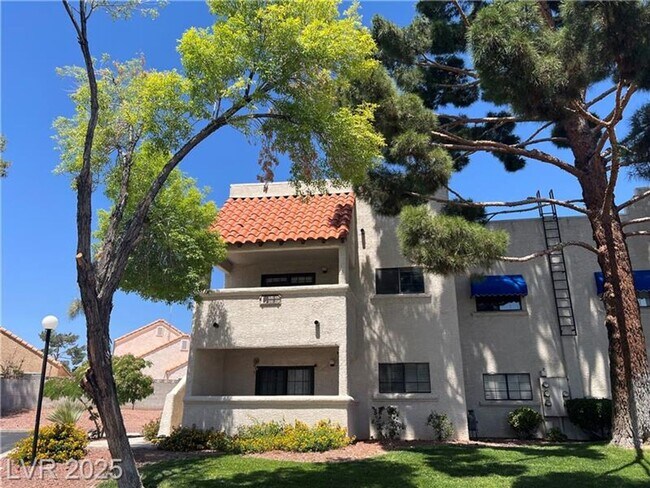 Building Photo - Spacious 2 bedroom 2nd floor unit