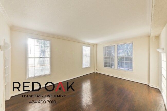 Building Photo - Incredible Two Bedroom with Spacious, Sunn...