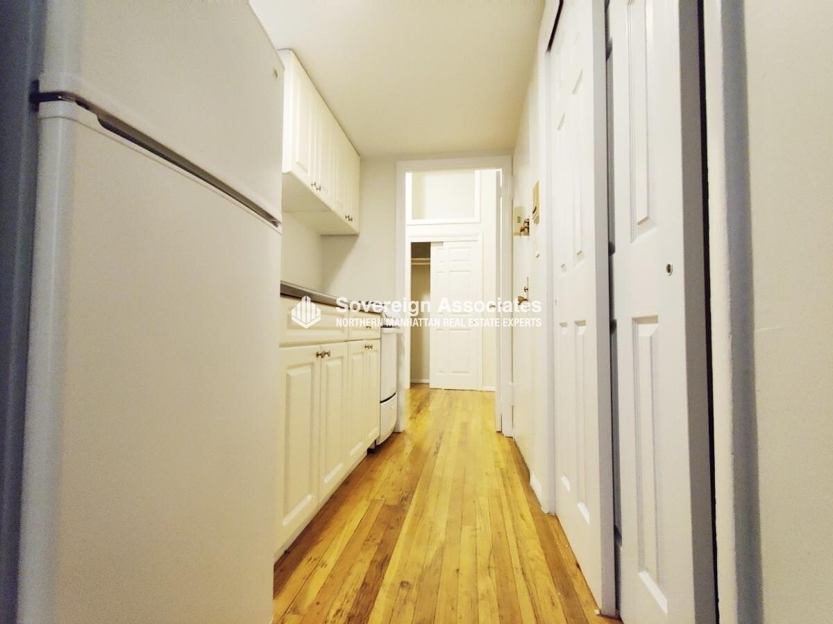 Building Photo - 208 W 82nd St
