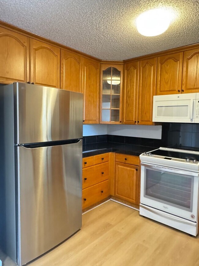 Building Photo - Welcome to this updated 3 bedroom condo with laminate vinyl plank flooring