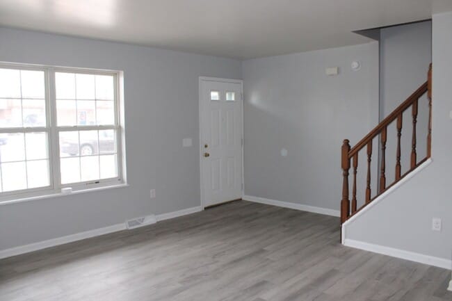 Building Photo - Townhouse