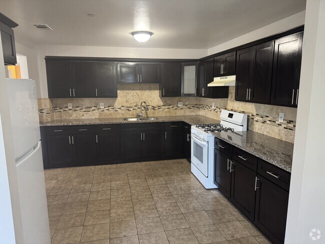 Building Photo - 430 1/2 W 59th Pl