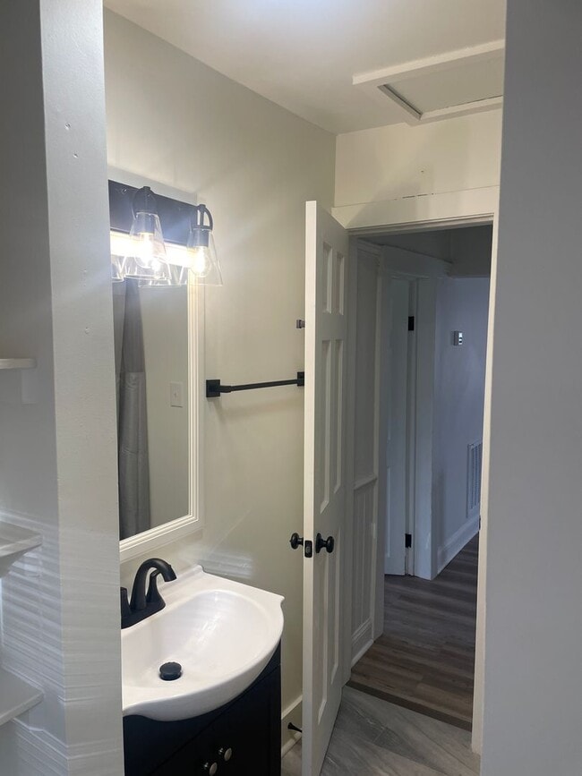 Building Photo - 3 Br 1 Bath House