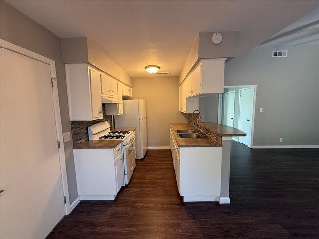 Building Photo - 5202 Provencial Dr