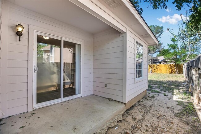 Building Photo - 101 S Mockingbird Cir