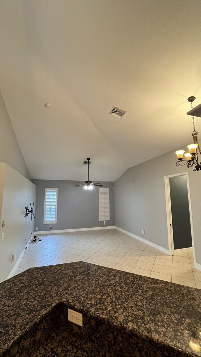 Building Photo - 2506 SW 15th Pl