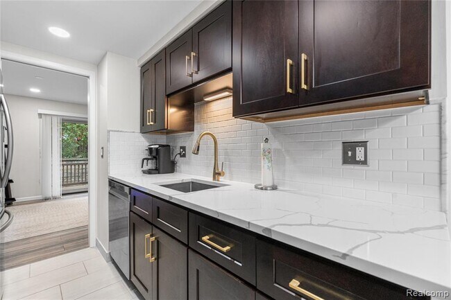 Building Photo - 1476 Oakbrook E Dr