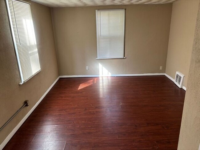 Building Photo - 3 Bedroom, 1 Bath Single Family Home - Sec...