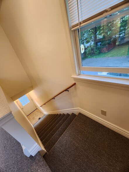 Building Photo - 35 Forest Pl