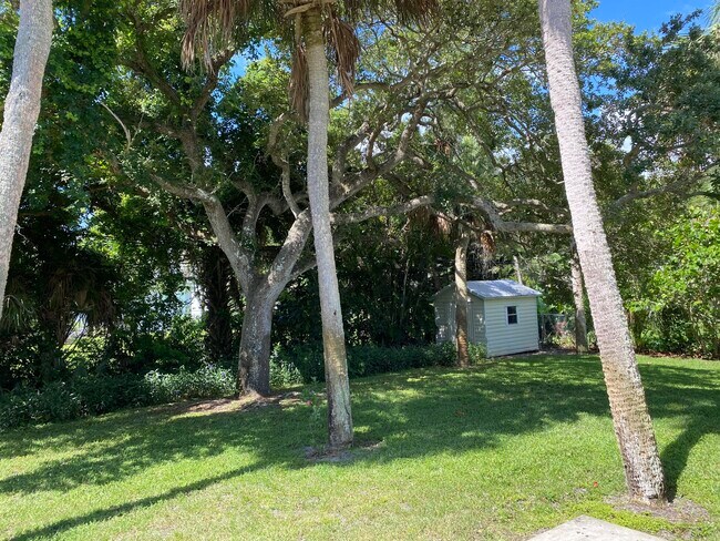 Building Photo - 956 Tulip Ln