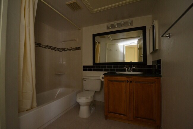 Building Photo - Lovely 1/1 Corner Unit in GATED ~ LAKEFRONT community in Altamonte Springs!