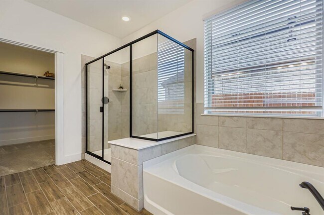 Building Photo - 6800 Cliff Rose Dr