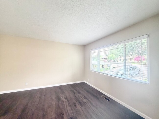 Building Photo - Tastefully Updated 2BR/1BA Home - Deck, Fenced Yard, Parking, Laundry, and more!