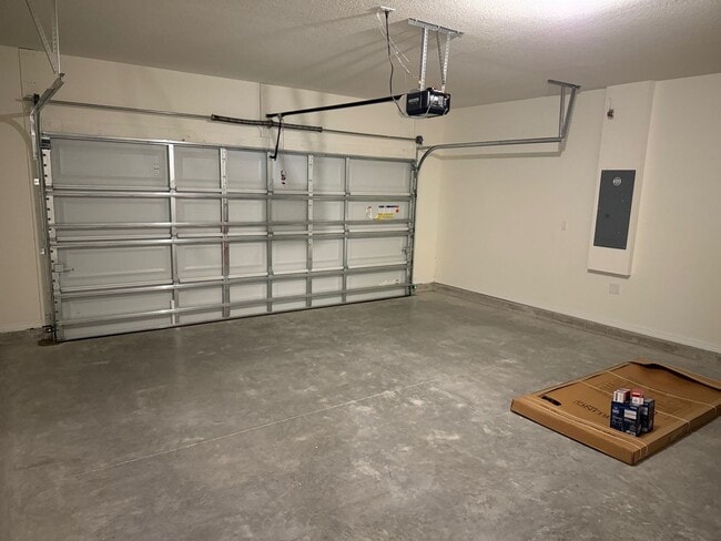 Building Photo - 4 Bedroom 2 Bath Convenient to Everything